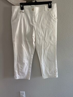 Women's cropped white pants